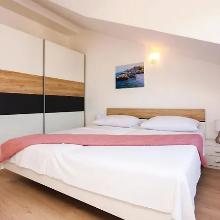 Three-bedroom In Tribunj Tribalj