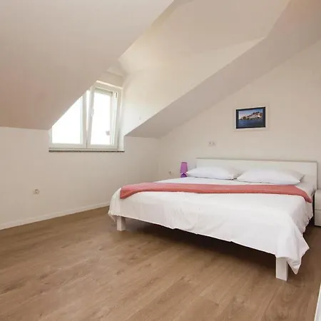 Three-bedroom In Tribunj Apartament